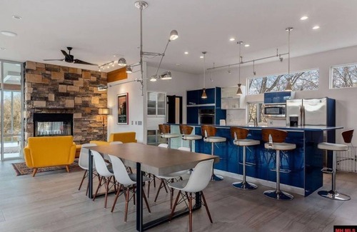 Lone Rock House | On the Banks of White River! Luxury Corporate/Family Retreat! Billiard/Theater