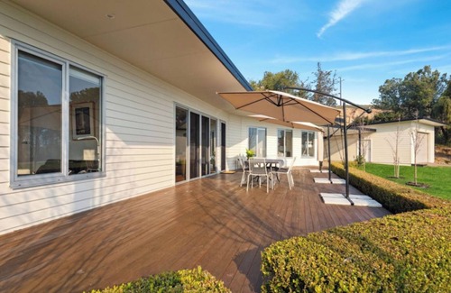 Jervois House | On The Bend- Absolute Waterfront Retreat
