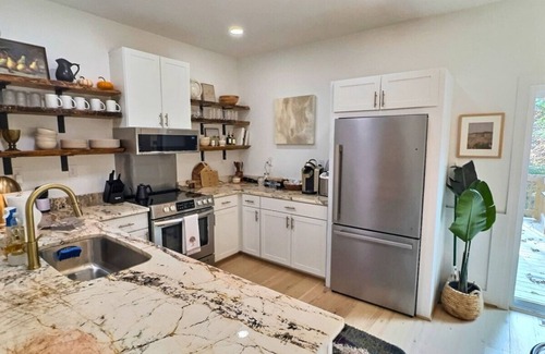 Boone House | On the New River-Pets welcome-Hot tub-Fire pit
