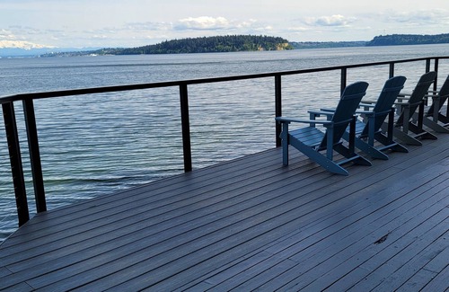 Gig Harbor House | On the ocean, BEACH FRONT, Private Oasis, 3 Bed 2 Bath + Office with HUGE Deck