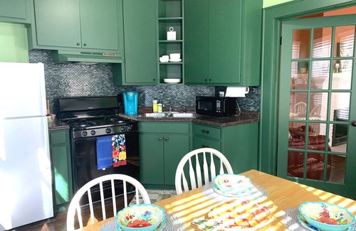 Old Enfield Apartment | ON THE ROAD AGAIN! CENTRALLY LOCATED NEAR EVERYTHING! FENCED DOGGIE AREA,PARKING