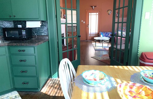 Old Enfield Apartment | ON THE ROAD AGAIN! CENTRALLY LOCATED NEAR EVERYTHING! FENCED DOGGIE AREA,PARKING
