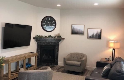 Salmon House | On the Salmon River-Cabin 1 - 2 Bed, 2 Bath, Sleeps 6