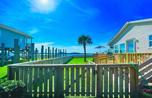 Surf City House | On the Waterway- Waterfront - Kayaks - Paddle Boards- Fenced Yard - Dog Friendly