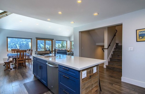 Twin Peaks House | On Top of The World: Modern West Shore Ward Canyon Home with Hottub (Summer only)