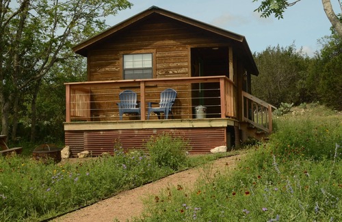 Leakey Cabin | On Twisted Sisters Loop, New Tiny Cabin w/Deck & River Frontage, Pet Friendly!
