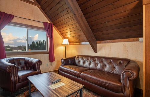 Ocean Shores Hotel | Once Upon a Tide - Queen Studio Room at Wanderlust Inn, Pet Friendly