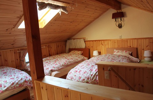Futo Cottage | One (2) twin cottages with seasonal garden views. Wild Strawberry & Hollyhock.