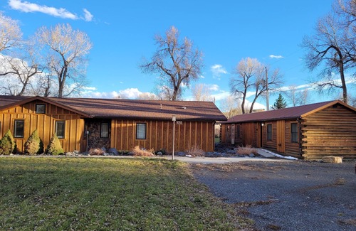 Meeteetse Cabin | One bed one bath Bunkhouse