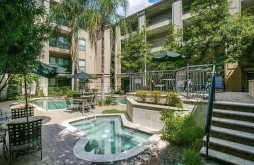 Uptown Apartment | One Bed/One Bath Luxurious Apartment by Galleria