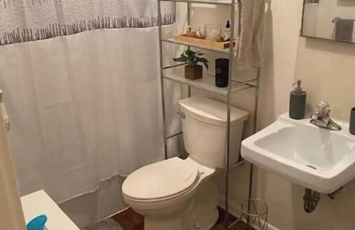 North Chicago House | One bedroom apartment located 5 minutes from Great Lakes Navel Base.