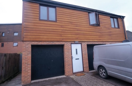 Milton Keynes Apartment | One Bedroom Apartment House with free parking & garden near M1 Junction 13 & 14