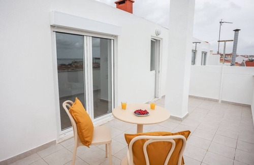 Cacilhas Apartment | One bedroom Apt | Almada | Balcony w/River Views!