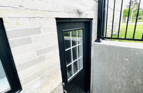 Bendale House | One bedroom basement suite (bus stop right outside)