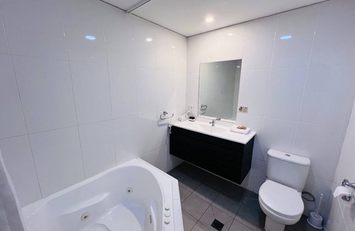 Hamilton Apartment | One Bedroom Deluxe Spa Apartment