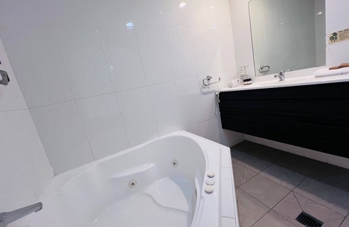 Hamilton Apartment | One Bedroom Deluxe Spa Apartment