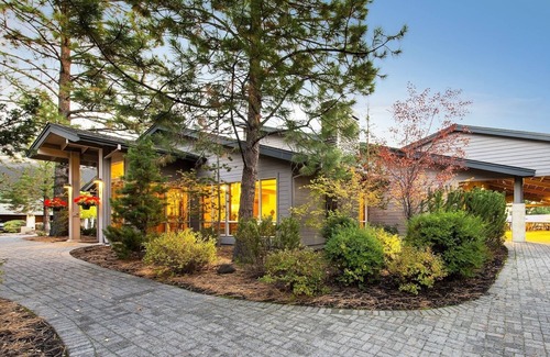 Century West Condo | One-Bedroom MBVR Condo, Soaring Deschutes River Views, Fireplace, and Hot Tub!
