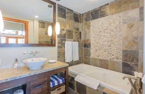 Mayne Island Hotel | One Bedroom Oceanfront Villa - Mayne Island Resort