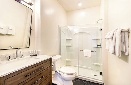 Madison House | One Bedroom Queen in the heart of downtown.