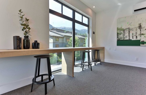 Rossland Apartment | One Bedroom | Sleeps 2 - 4 | The Crescent Condos