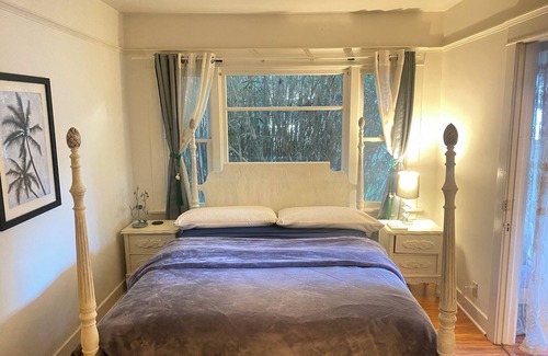 Venice House | One bedroom with huge private backyard