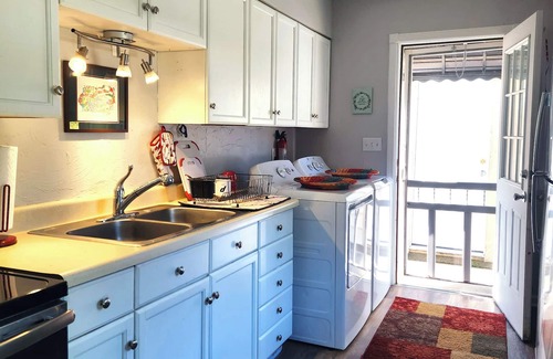 Geneva House | ONE BLOCK from GRAPE JAMBOREE in DOWNTOWN GENEVA!