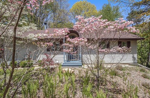 Fennville House | One block to Lake Michigan, hot tub, relaxing wooded lot.