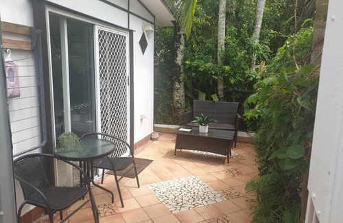 Caloundra Apartment | One BR GUESTHOUSE with private courtyard Sleeps 4 people Pet Friendly 950 metres from the beach