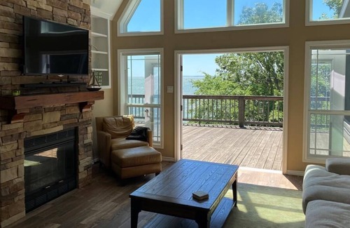 Pointblank House | One-of-a-kind 3-story home with a Panoramic Views of the lake