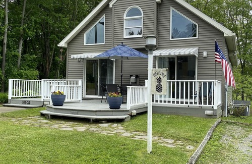 Conneaut Lake House | One-of-a Kind Cottage, close to lake, marina and golf, quiet and comfortable