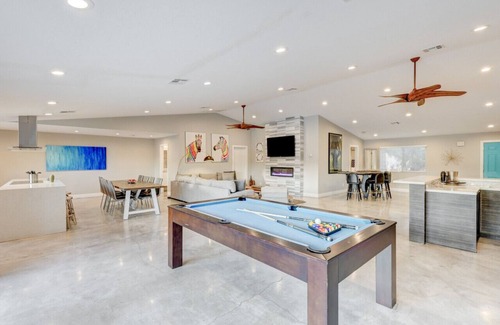 Canyon Gate House | One of a Kind with Private Pool, Spa, Volleyball, Game Room, Life size Chess
