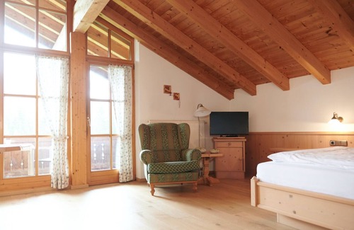 Groissenbach Apartment | One-room apartment 37sqm, sunny south-facing balcony with mountain panorama