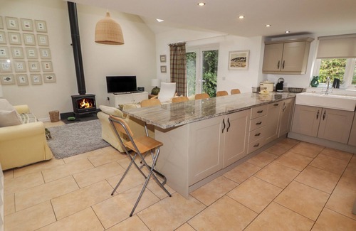 Dinas Cross Cottage | ONE TREE HOUSE, pet friendly, with open fire in Dinas Cross