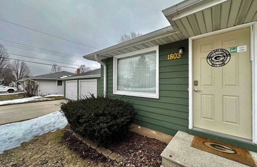 Green Bay House | Only 2 blocks from Lambeau Field and the Titletown District.