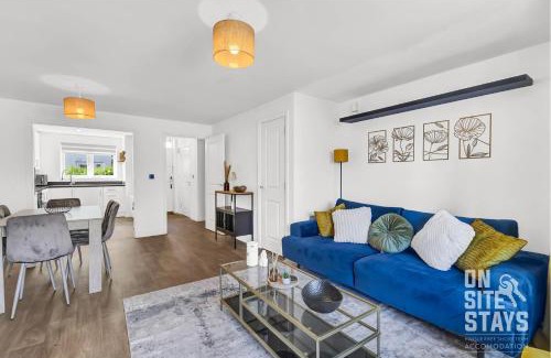 Basildon House | OnSiteStays - 4 Large Bedrooms 3 Bathrooms 1 WC Parking Garden & Wifi