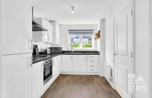 Basildon House | OnSiteStays - 4 Large Bedrooms 3 Bathrooms 1 WC Parking Garden & Wifi