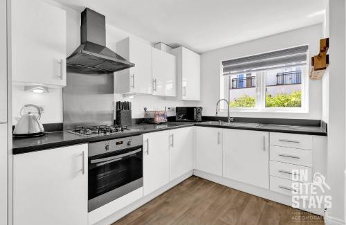 Basildon House | OnSiteStays - 4 Large Bedrooms 3 Bathrooms 1 WC Parking Garden & Wifi