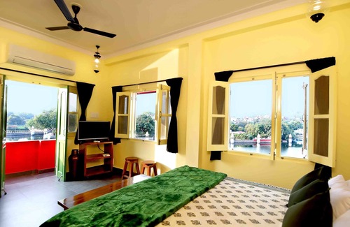 Lake Swaroop Sagar House | oolala-your lake house in the center of Udaipur(Green Room)