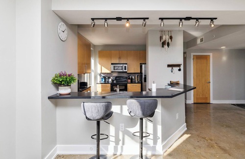 Downtown Des Moines Condo | Open 2BR 2BA 3BD W/Private Parking & Skyline View! Direct Skywalk Access