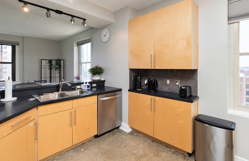 Downtown Des Moines Condo | Open 2BR 2BA 3BD W/Private Parking & Skyline View! Direct Skywalk Access