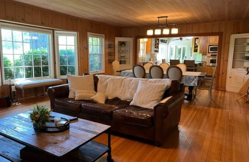 Newberg House | Open Air Therapy In The Heart Of Wine Country - 3 bedroom, sleeps 12