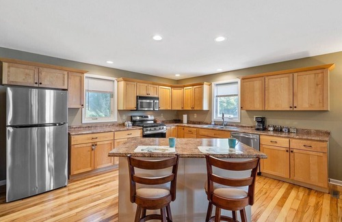 Oswego House | Open Concept/Spacious/Private/Modern/Hardwoodsnn