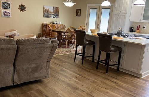 Puyallup House | Open concept with modern kitchen 5 minutes from fairgrounds/downtown Puyallup