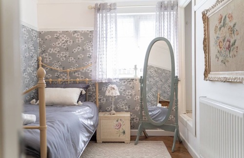 Havant House | Open Mind Property - Cottage Style Cosy House