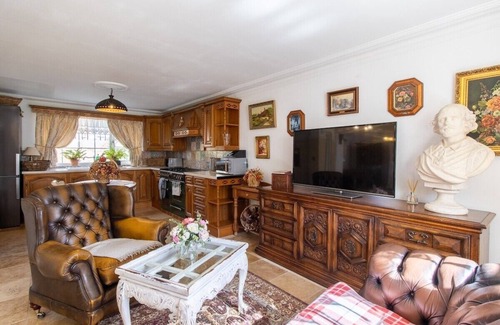 Havant House | Open Mind Property - Cottage Style Cosy House