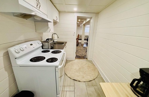 LaSalle Apartment | Opulent Studio - Semi Basement