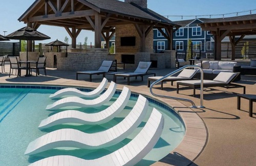 Whitestown Apartment | Opulent Suite Spacious Pond View King Bed WFH Gym