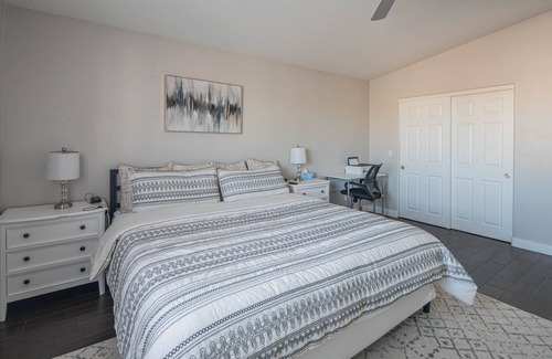 Avondale House | Opuluxe Luxe Home 8 min to Airport Sleeps 12