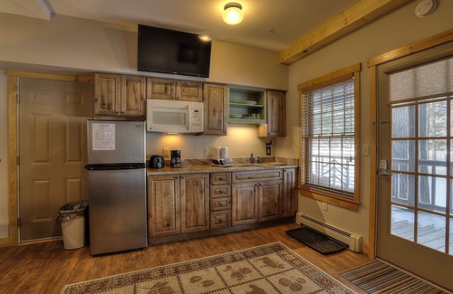 Oquossoc Hotel | Oquossoc Suite #2 | A/C