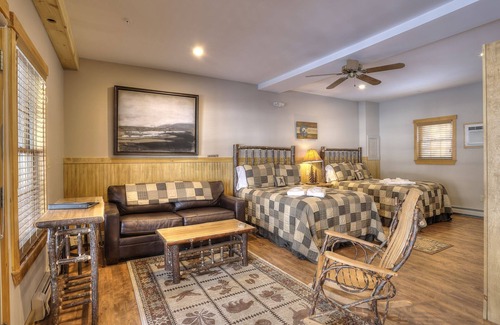 Oquossoc Hotel | Oquossoc Suite #4 | A/C & Fireplace